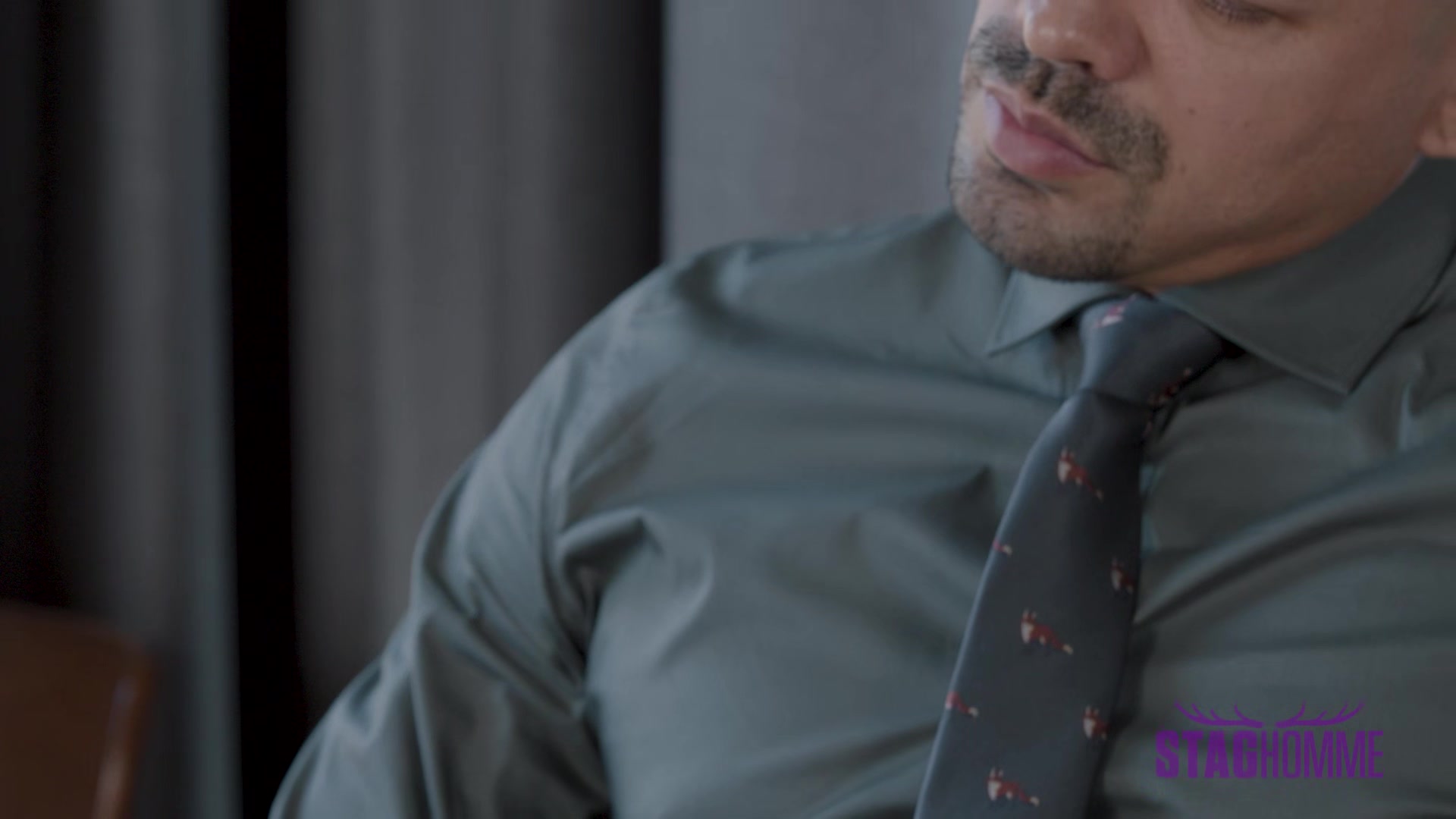 Staghomme Latin beauty Bastian Karim deepthroats sexy businessman