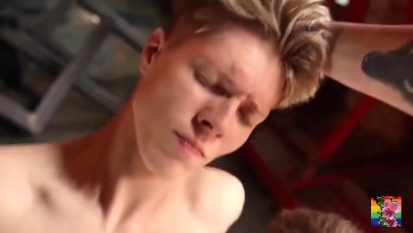 [hbw] Blond Twink In The Middle
