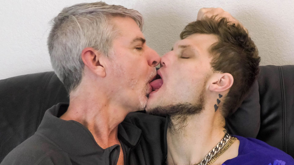 Hot Gay Kissing 43 - Jake Skittles, Richard Lennox
