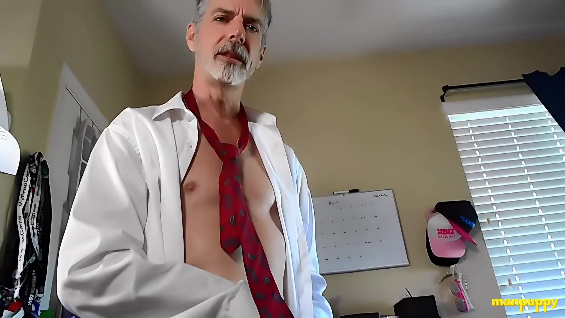 Kiss the Boss' Ass - Richard Lennox
