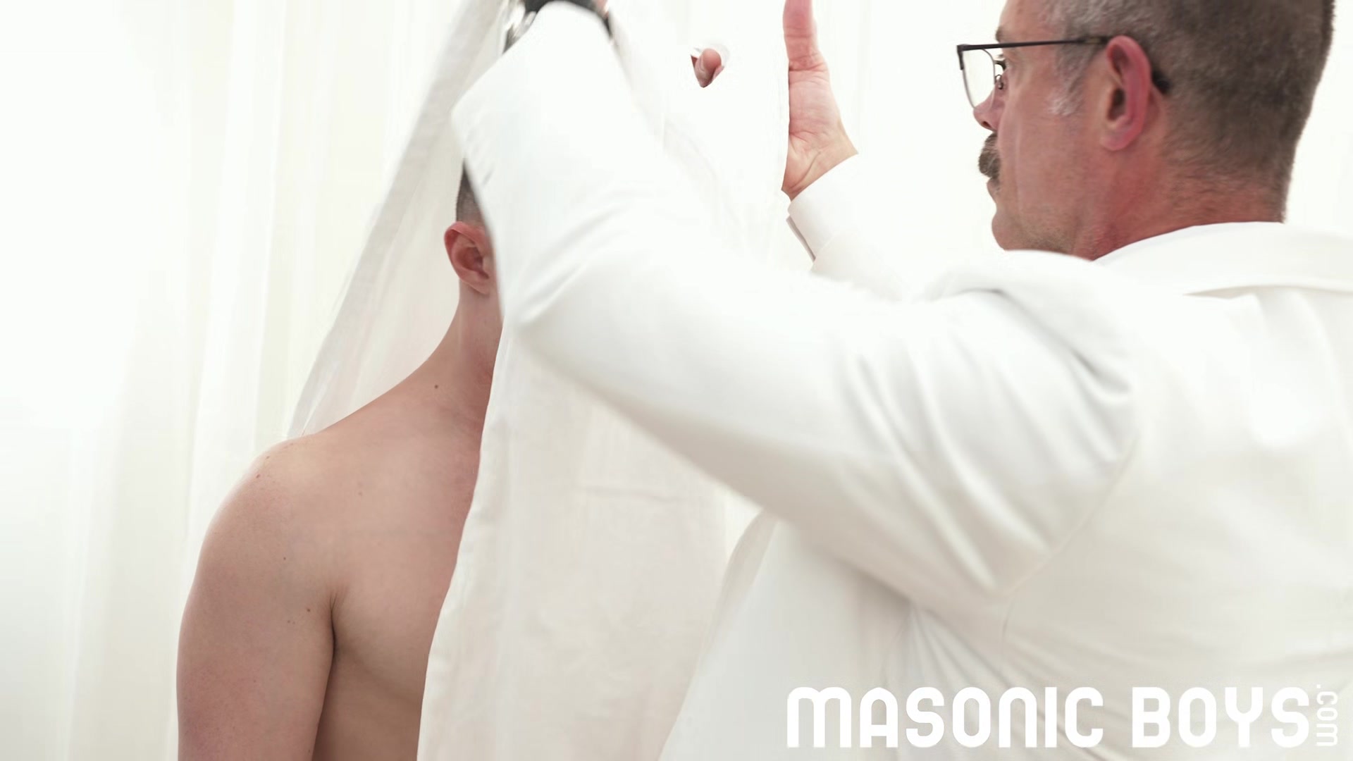 MasonicBoys - Hung suited DILF Reece Scott powers raw dick into twink