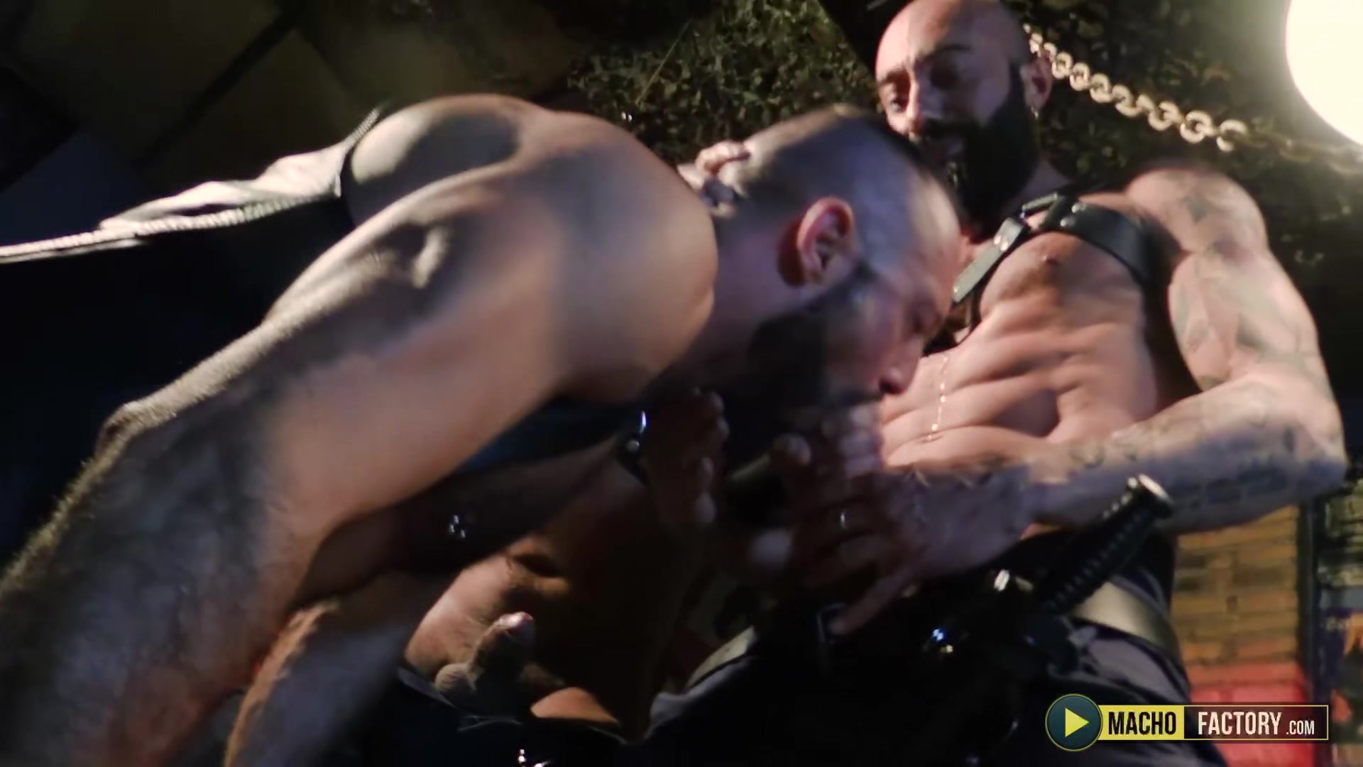 Cops and a fugitive fuck in a Barcelona sex club. - Redada xxxx 1 (1rst part)