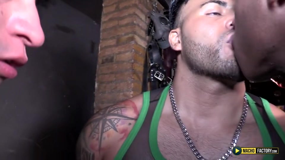 Muscle black fucker meets muscle white dudes - Interracial Threesome