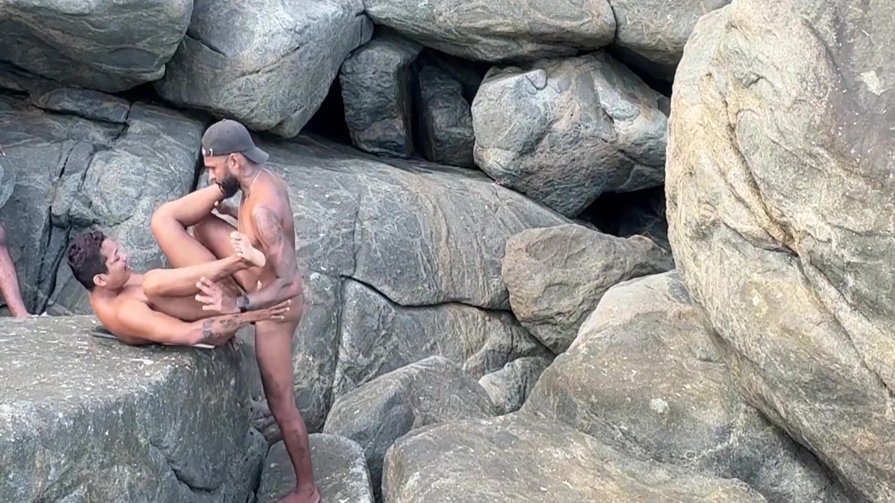 Acabei Vendo Esses Dois Na Maior Putaria Na Praia, E Acabei Nao Resistindo Em Observar E Me Juntei A Eles . Demos 2 Leitadas No Rabo Do Puto E Ainda Pediu Leite Na Boca E Tomou Tudo . 13 Min