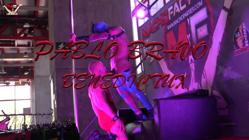Fistfucking show - Public Fister Bravo