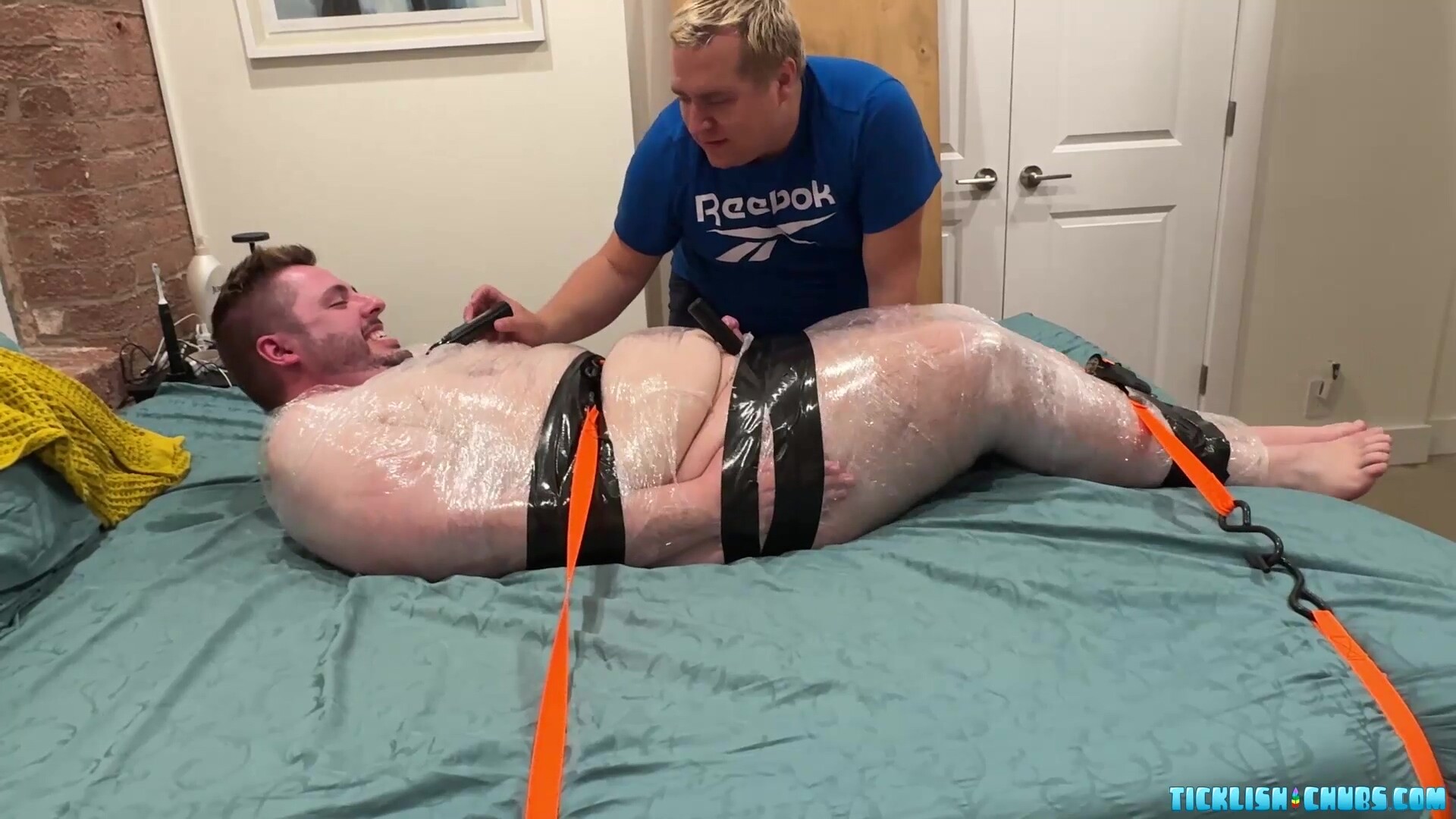 TicklishChub: Dom daddy Matt gives Diffy cock and feet worship while wrapped