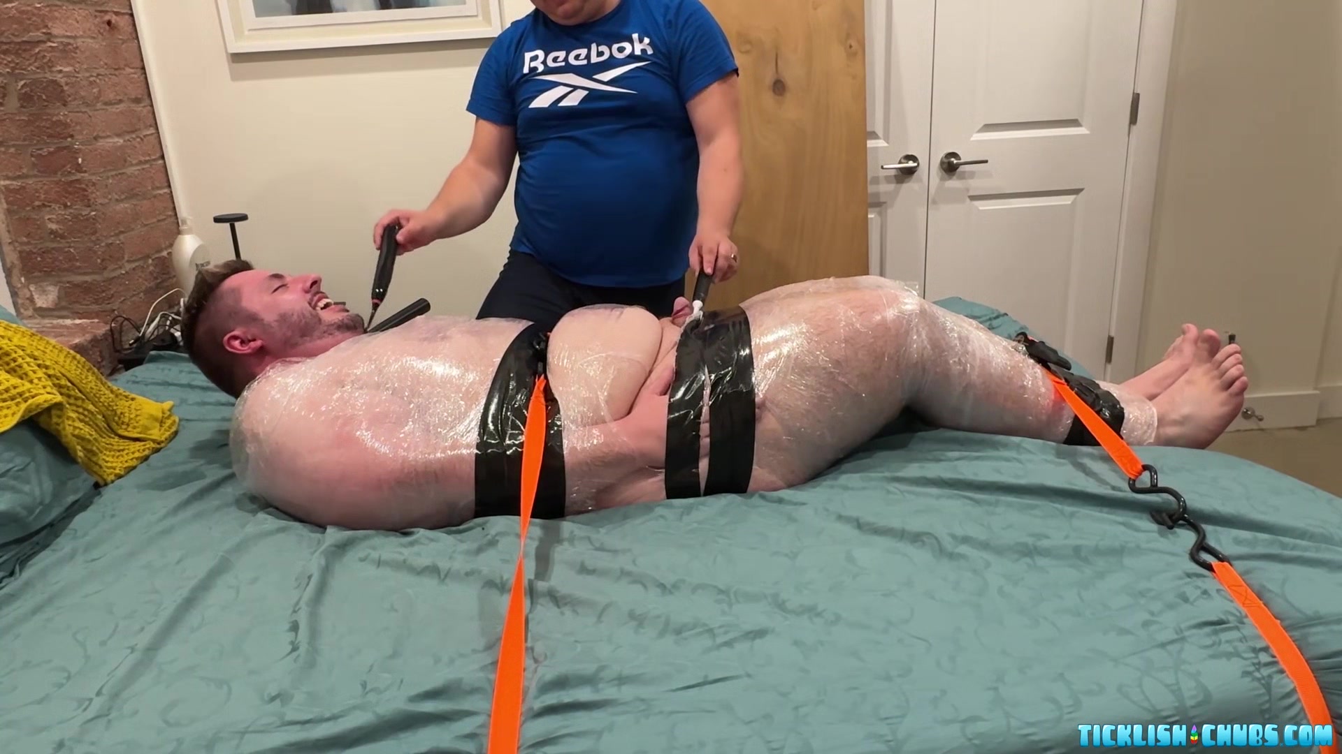 TicklishChub: Dom daddy Matt gives Diffy cock and feet worship while wrapped