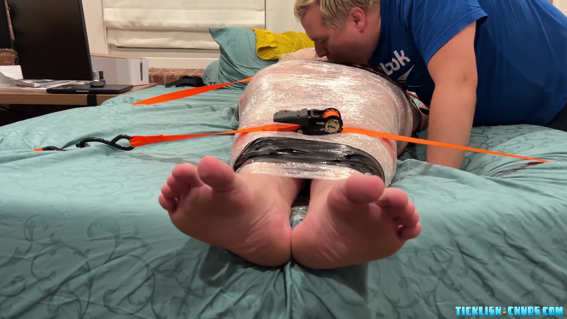 TicklishChub: Dom daddy Matt gives Diffy cock and feet worship while wrapped