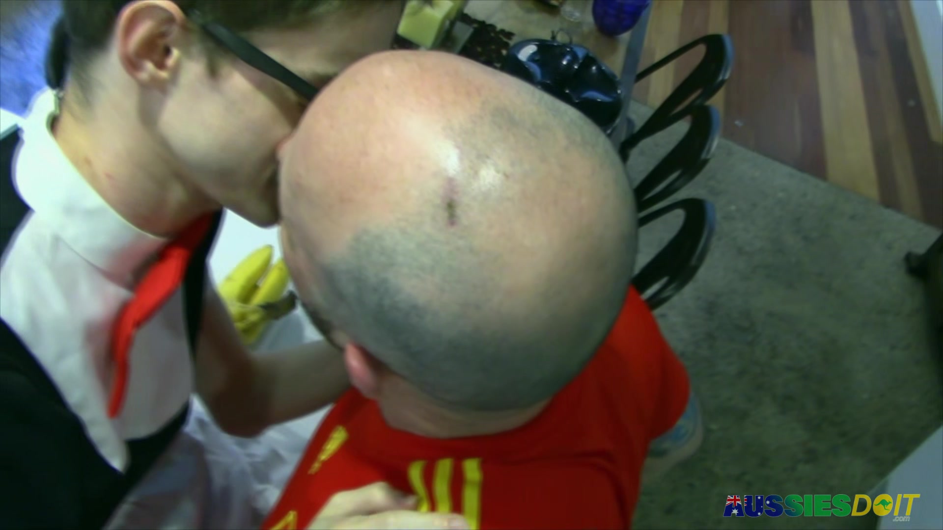 Aussie Amateurs Can Kiss!