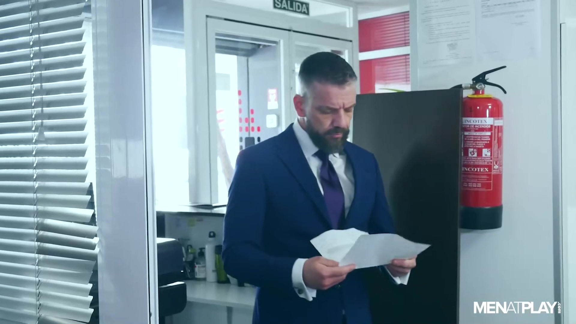 Suited Cam Show - MENatPLAY