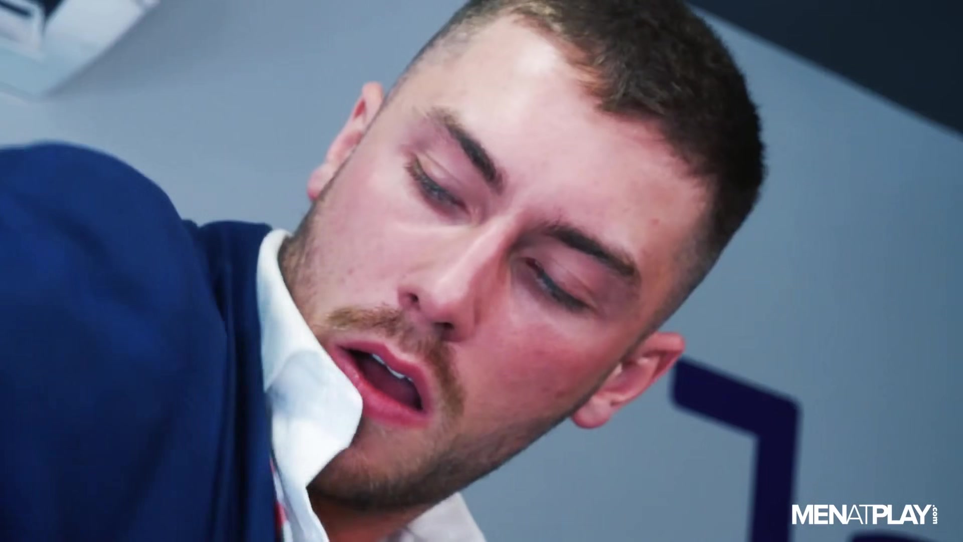 Kissing The Boss - MENatPLAY