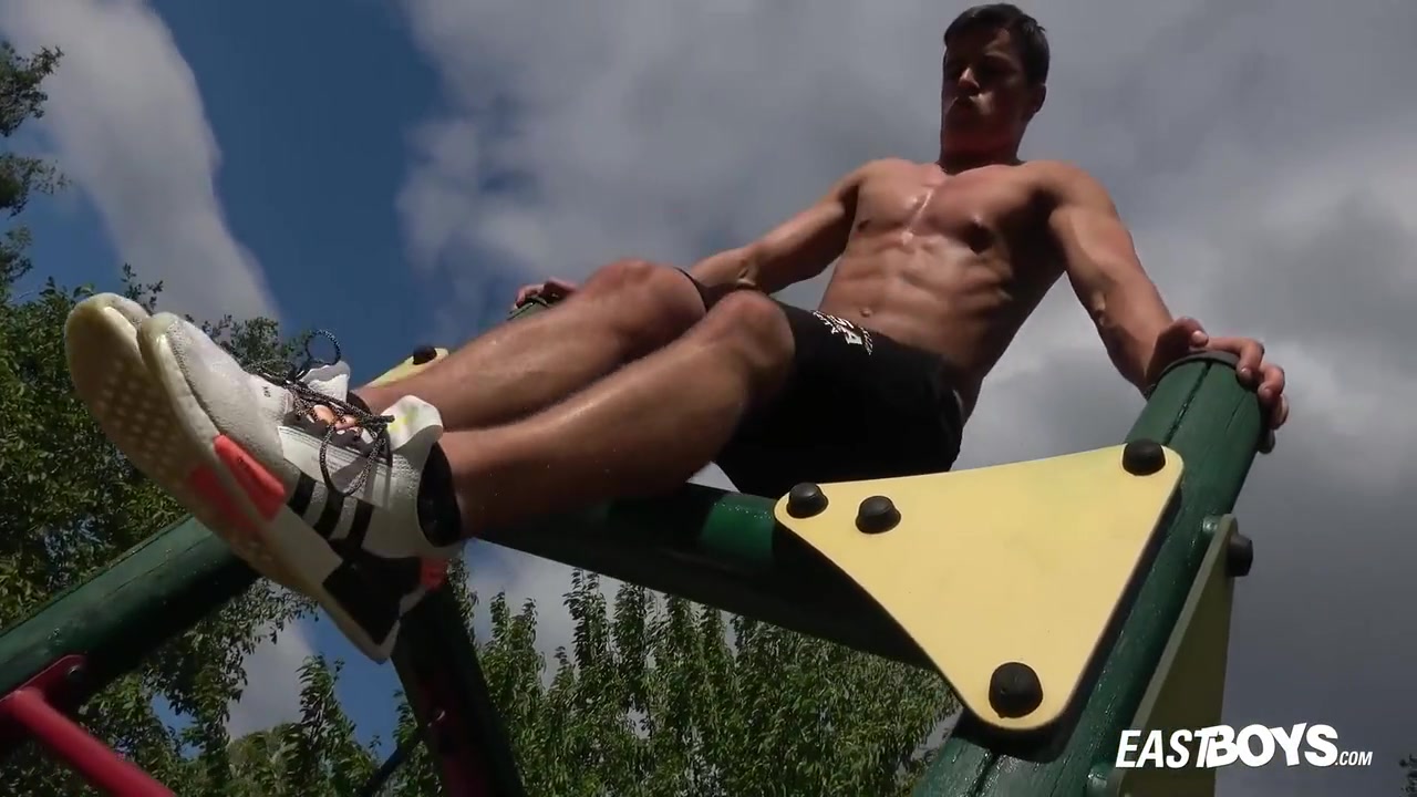 Kent Mills In His Sexy Muscular Twink Body And Jerks Off