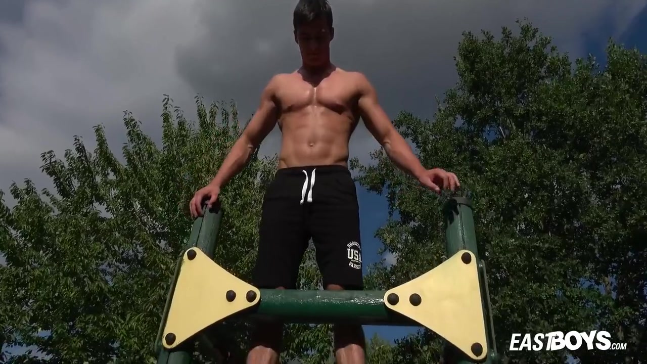 Kent Mills In His Sexy Muscular Twink Body And Jerks Off