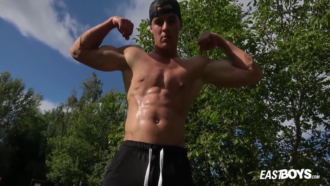 Kent Mills In His Sexy Muscular Twink Body And Jerks Off