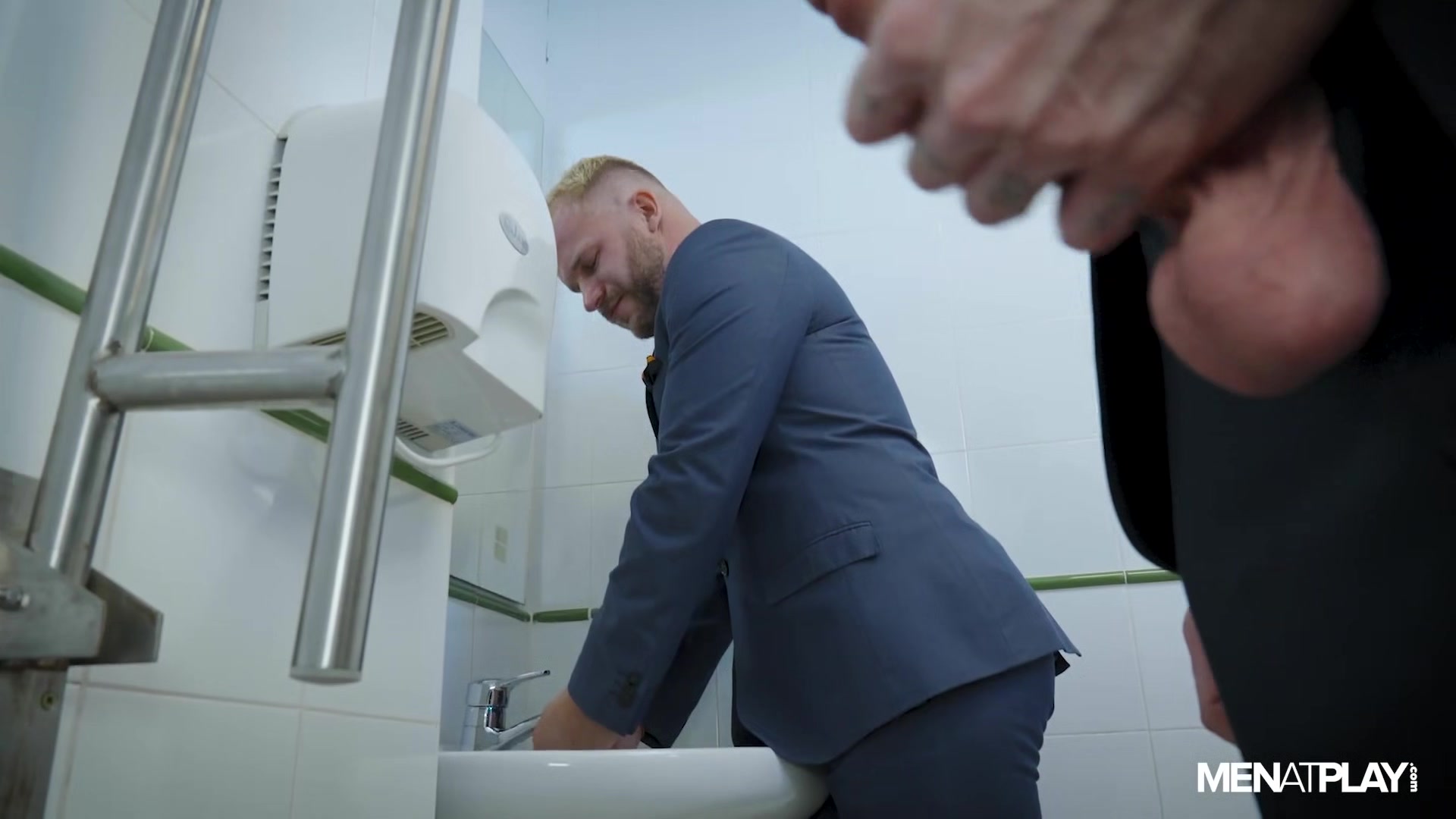 Office Cruising - MENatPLAY