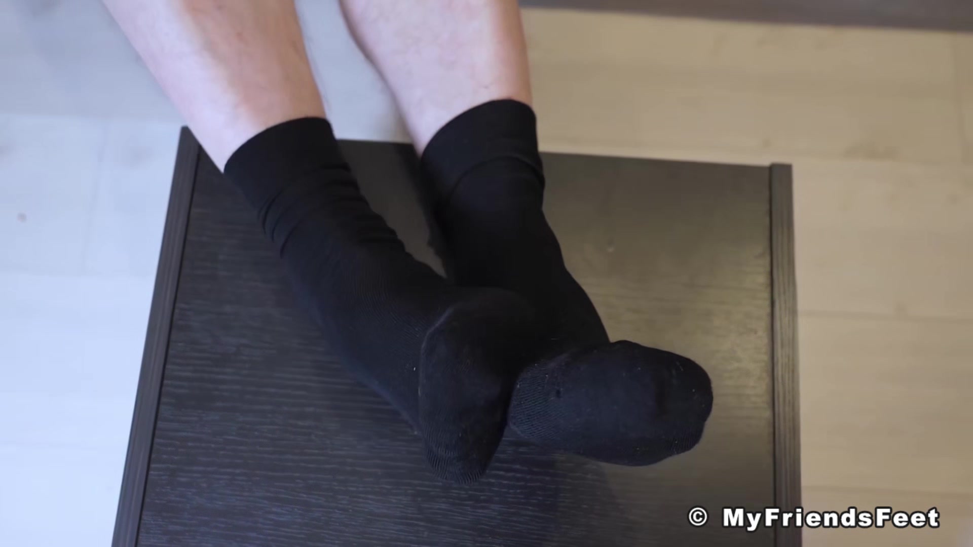 MyFriendsFeet: Naughty Aleck wants us to drool over his big bare feet