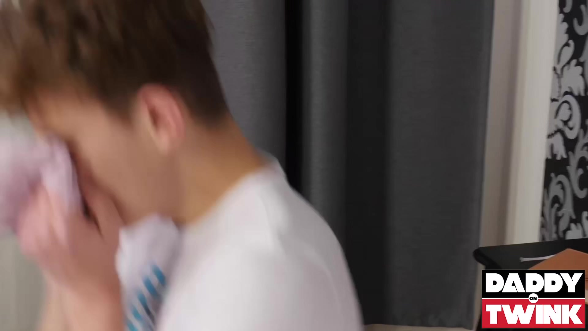 DADDYONTWINK Horny Twink Ollie Barn Pleasured With Bareback Threesome