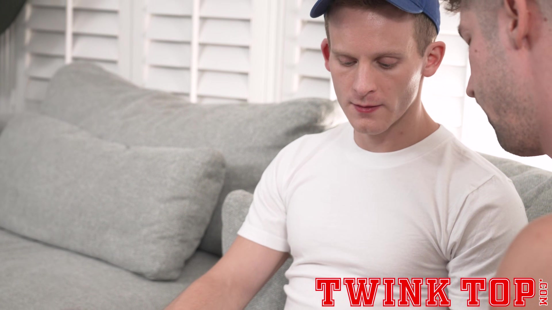 TwinkTop Dylan Tides buries tongue deep inside tight muscle bro hole