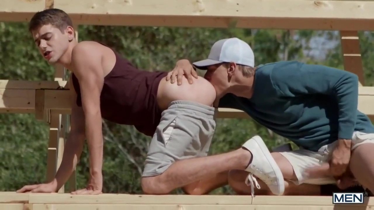 Men - 2 Twinks Fuck On A Stage