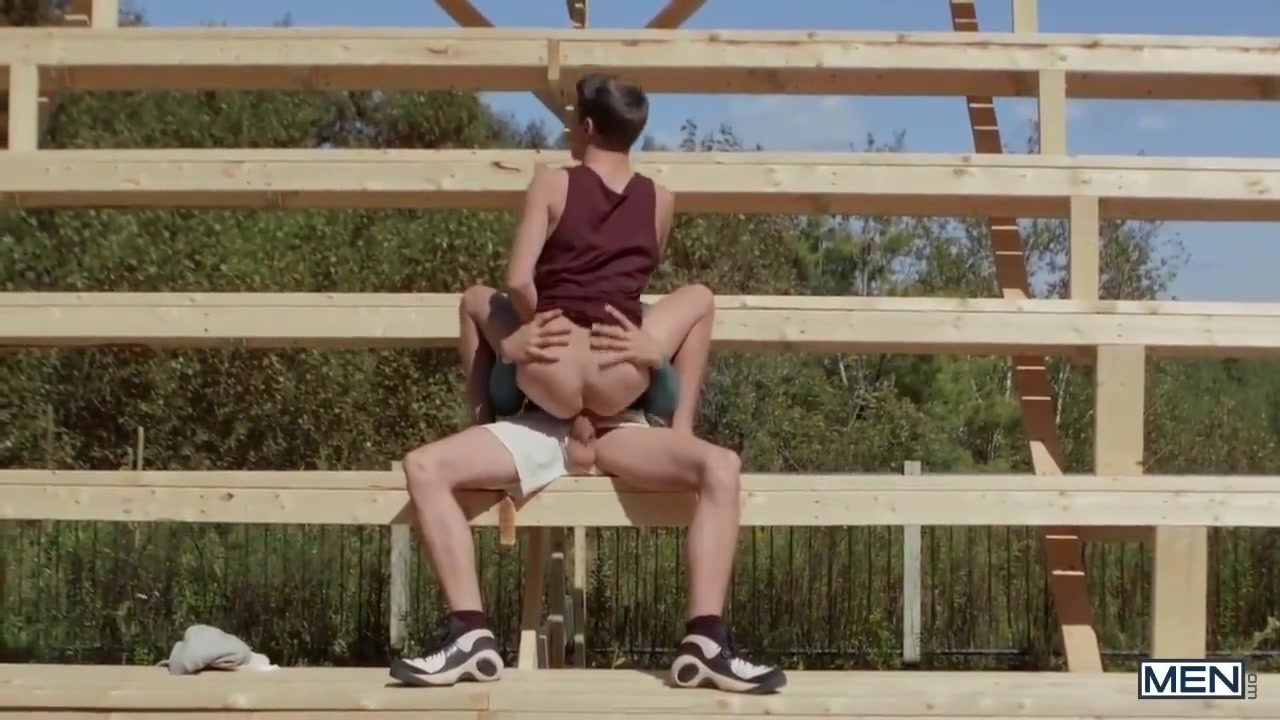 Men - 2 Twinks Fuck On A Stage