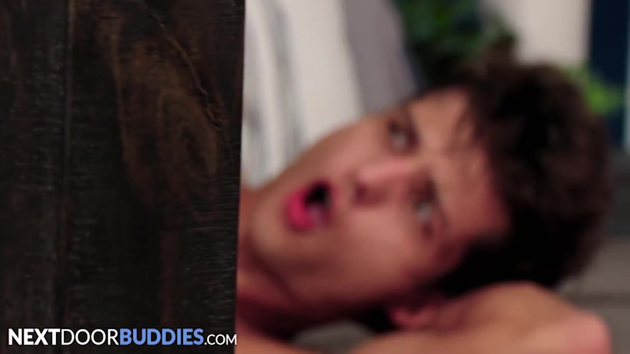 Hunk Elliot Finn Takes Massive Cock Like A Champ