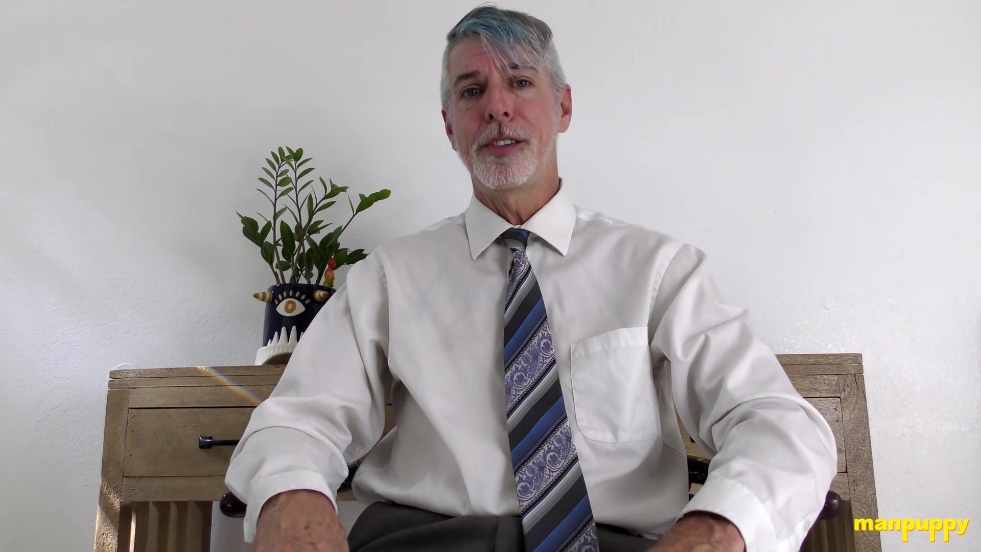 ManPuppy: Horny Daddy Richard Lennox Tries On Sex Toy For His Fans