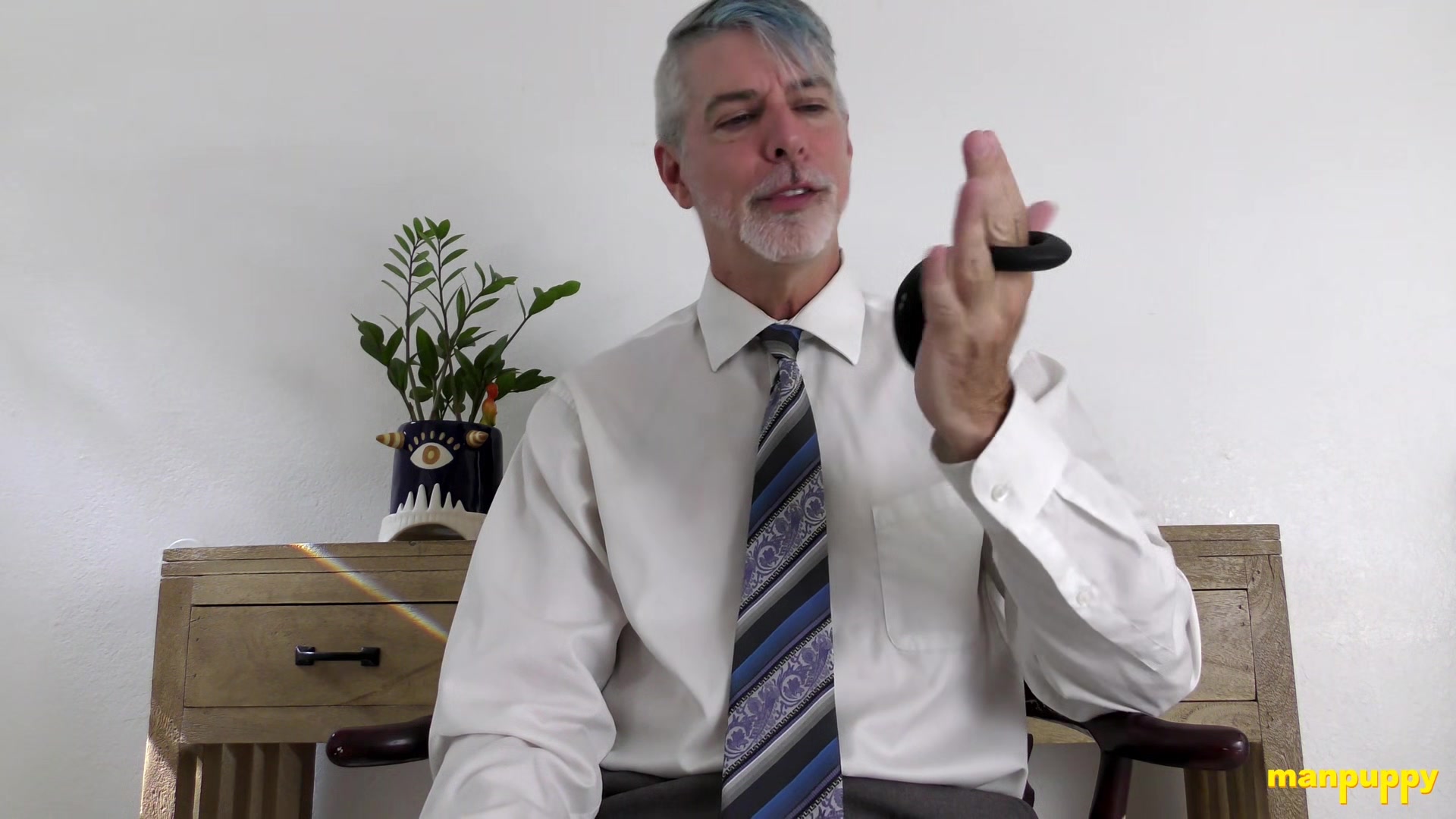 ManPuppy: Horny Daddy Richard Lennox Tries On Sex Toy For His Fans