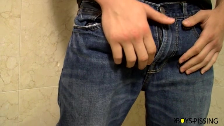 BoyPissing: Hot Jimmy Roman Strokes And Soaks Himself In The Steamy Shower