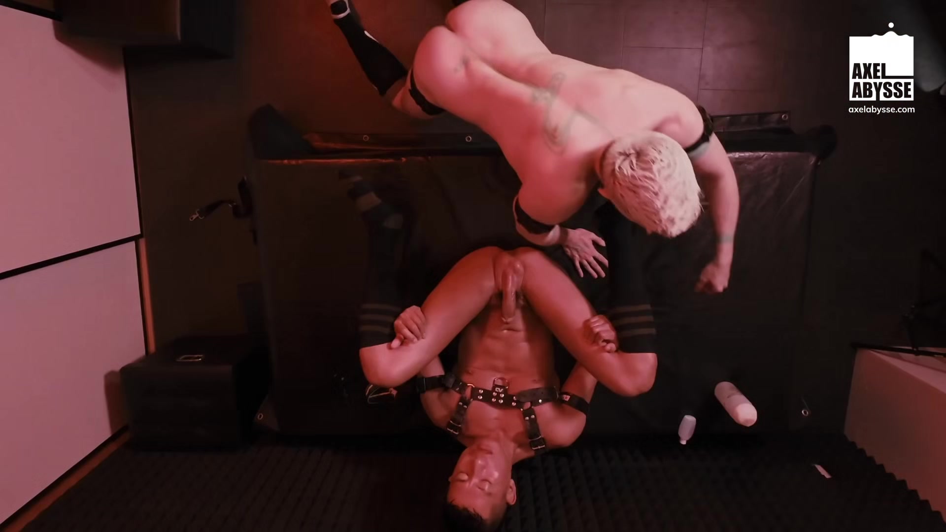 Reach Inserts His Arm To Axel Abysse