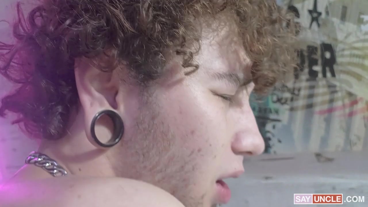 A Piercing And A Fuck - BoysDoPorn