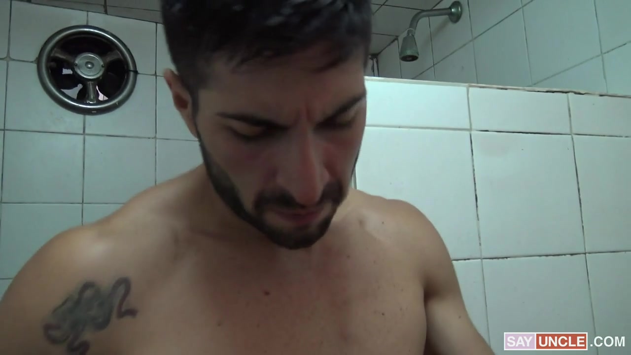 What Happens In The Showers... - LatinLeche