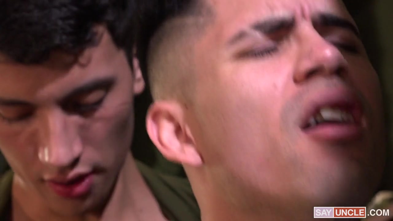 Exchanging Favors - MilitaryDick