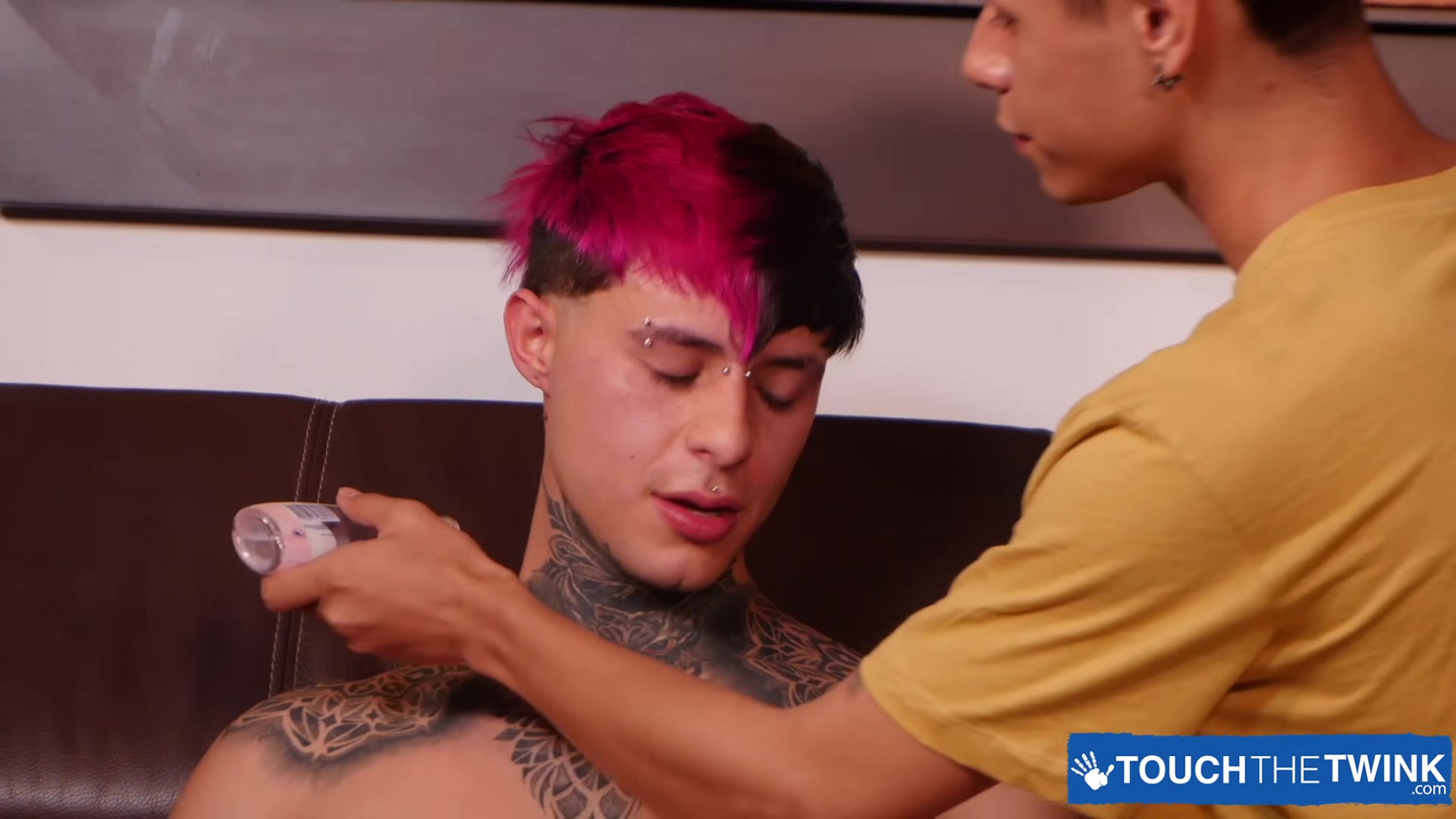 Tattooed Twink Saturno Receives Amazing Dick Massage From Dante Rossi