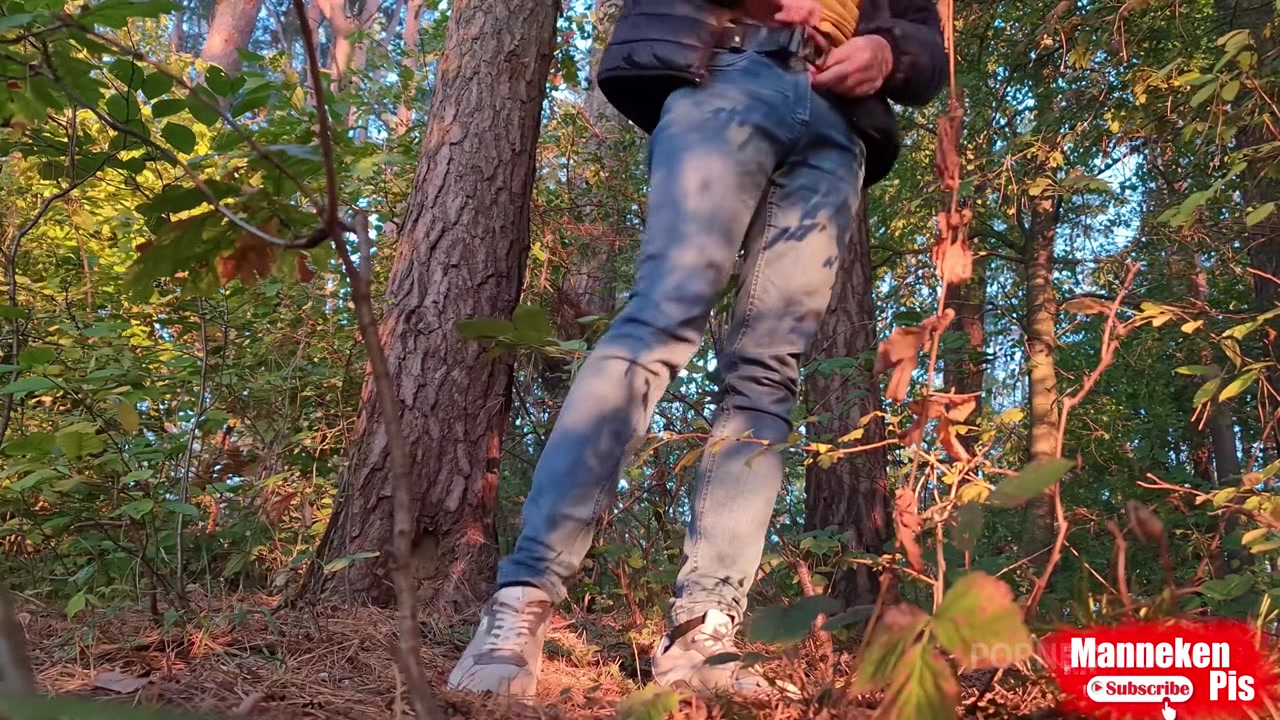 Guy Long Pissing In The Forest Under A Tree - Pissvids