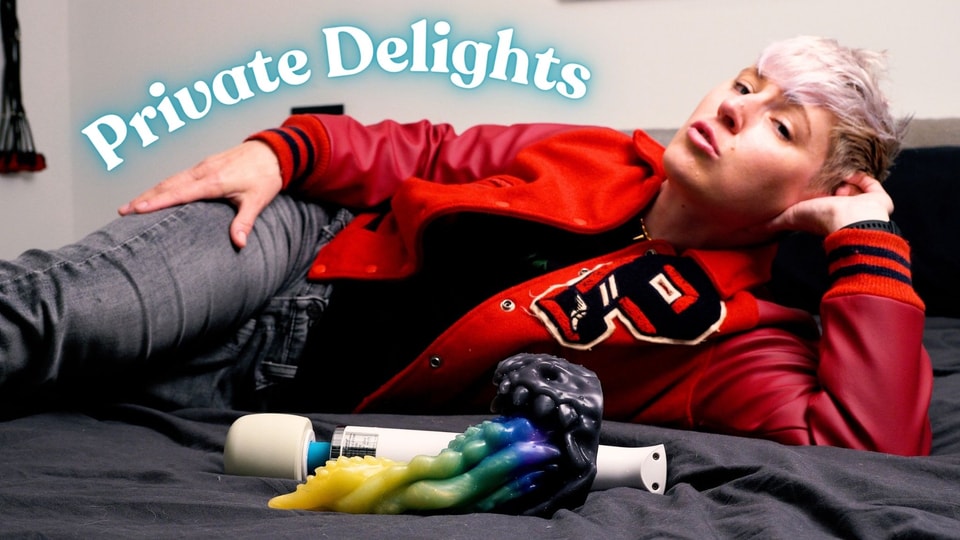 Sexy FtM cums with monster tongue dildo in pussy!