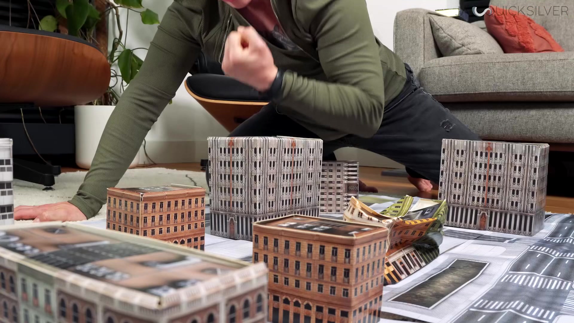 Giant FtM DESTROYS City of Helpless Tinies - Jaq Quicksilver Smashes, Bashes, and Vores Tinies