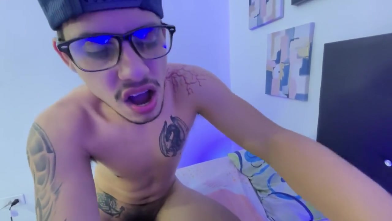 Diego Llega De Viaje A Medellin Para Follar Con Su Hermanastro Cornudo Cuckold Mientras Ryam Los Deja Solos En Casa Termina Con Verga Metida En Culo