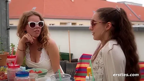 Lesbische 4er-sommer-orgie Auf Der Dachterrasse