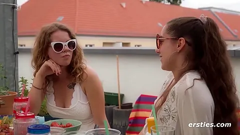 Lesbische 4er-sommer-orgie Auf Der Dachterrasse
