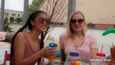 Lesbische 4er-sommer-orgie Auf Der Dachterrasse