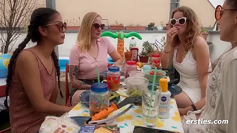 Lesbische 4-er Pool-orgie Auf Der Dachterrasse