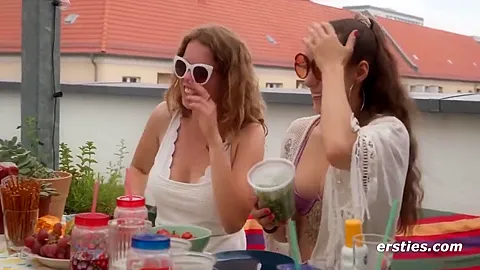 Lesbische 4-er Pool-orgie Auf Der Dachterrasse