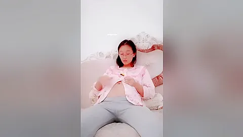 Video of an inexperienced Asian couple shagging in bed, taken from another site.