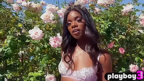 Amazing Black Babe With Nice Ass Played With Herself In