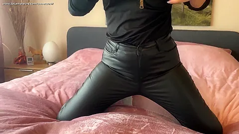 Wet Look Arse - SweetSusi