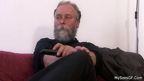 Cheating Girlfriend Spreads Legs For Oldman