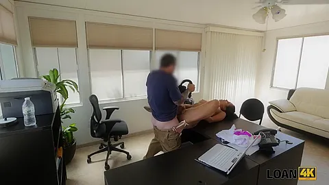 Perra Desempleada Vende Su Hermoso Cuerpo Al Agente De Prestamos