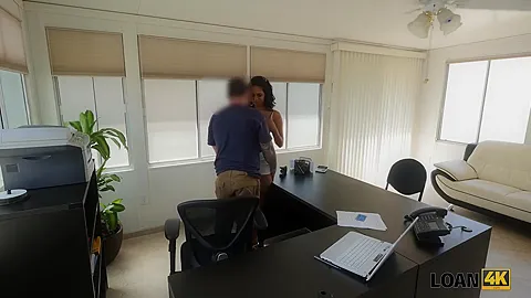 Perra Desempleada Vende Su Hermoso Cuerpo Al Agente De Prestamos