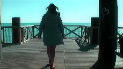 Naked In Public On The Bridge - TacAmateurs