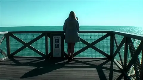 Naked In Public On The Bridge - TacAmateurs